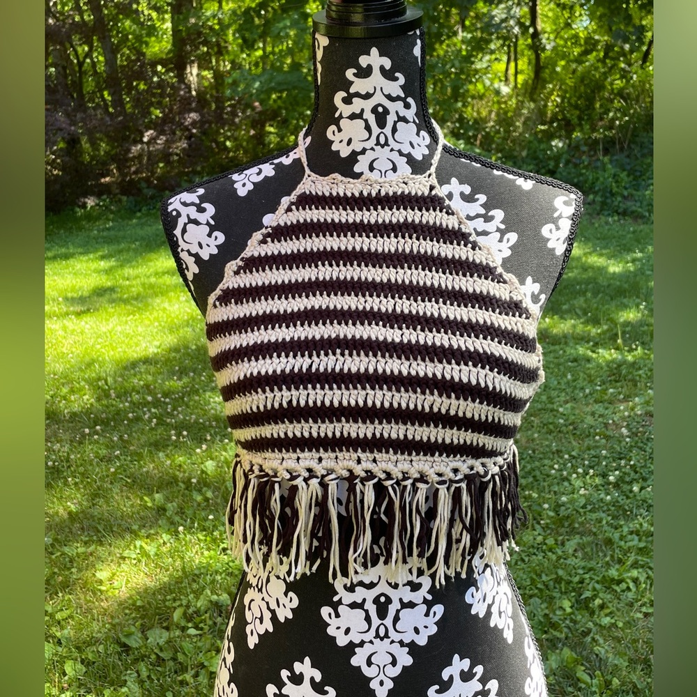 Backless knitted triangle cropped halter top